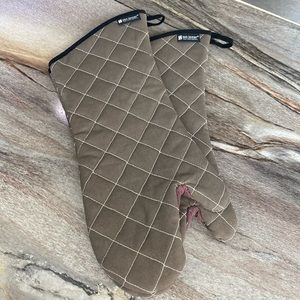 San Jamar oven mitts